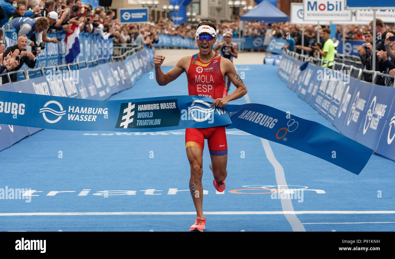 Amburgo, Germania. 14 Luglio, 2018. Atleta spagnolo Mario Mola in lizza per la vittoria finale degli uomini triathlon in Amburgo. Credito: Markus Scholz/dpa/Alamy Live News Foto Stock