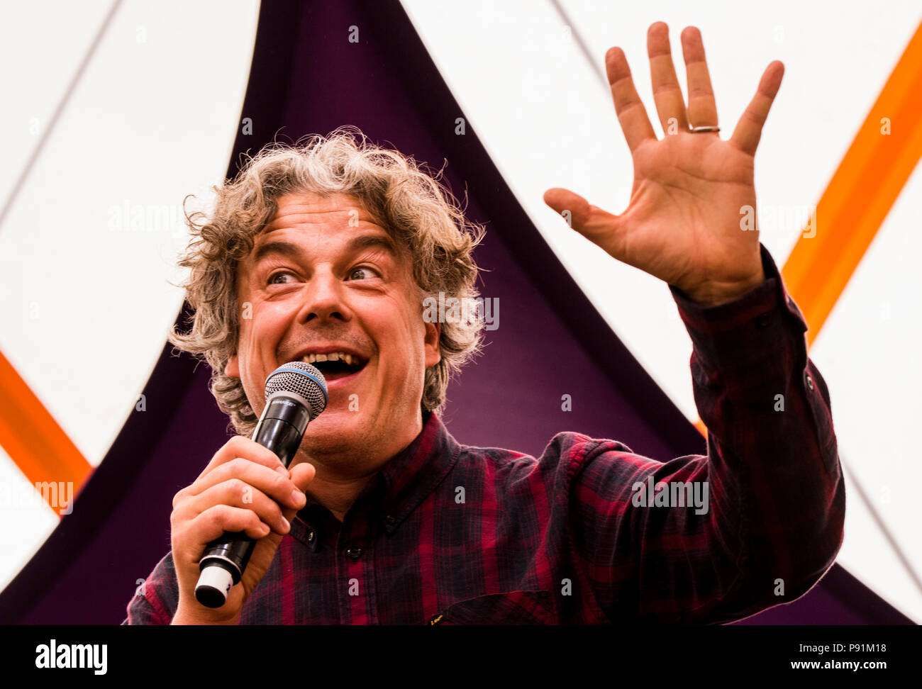 Il comico, Alan Davies, esecuzione dal vivo sul palco a Latitude festival, Henham Park, Suffolk, Inghilterra, 14 luglio, 2018 Foto Stock