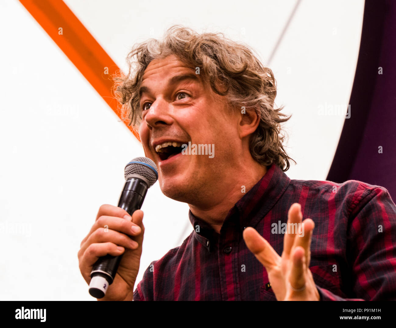 Il comico, Alan Davies, esecuzione dal vivo sul palco a Latitude festival, Henham Park, Suffolk, Inghilterra, 14 luglio, 2018 Foto Stock