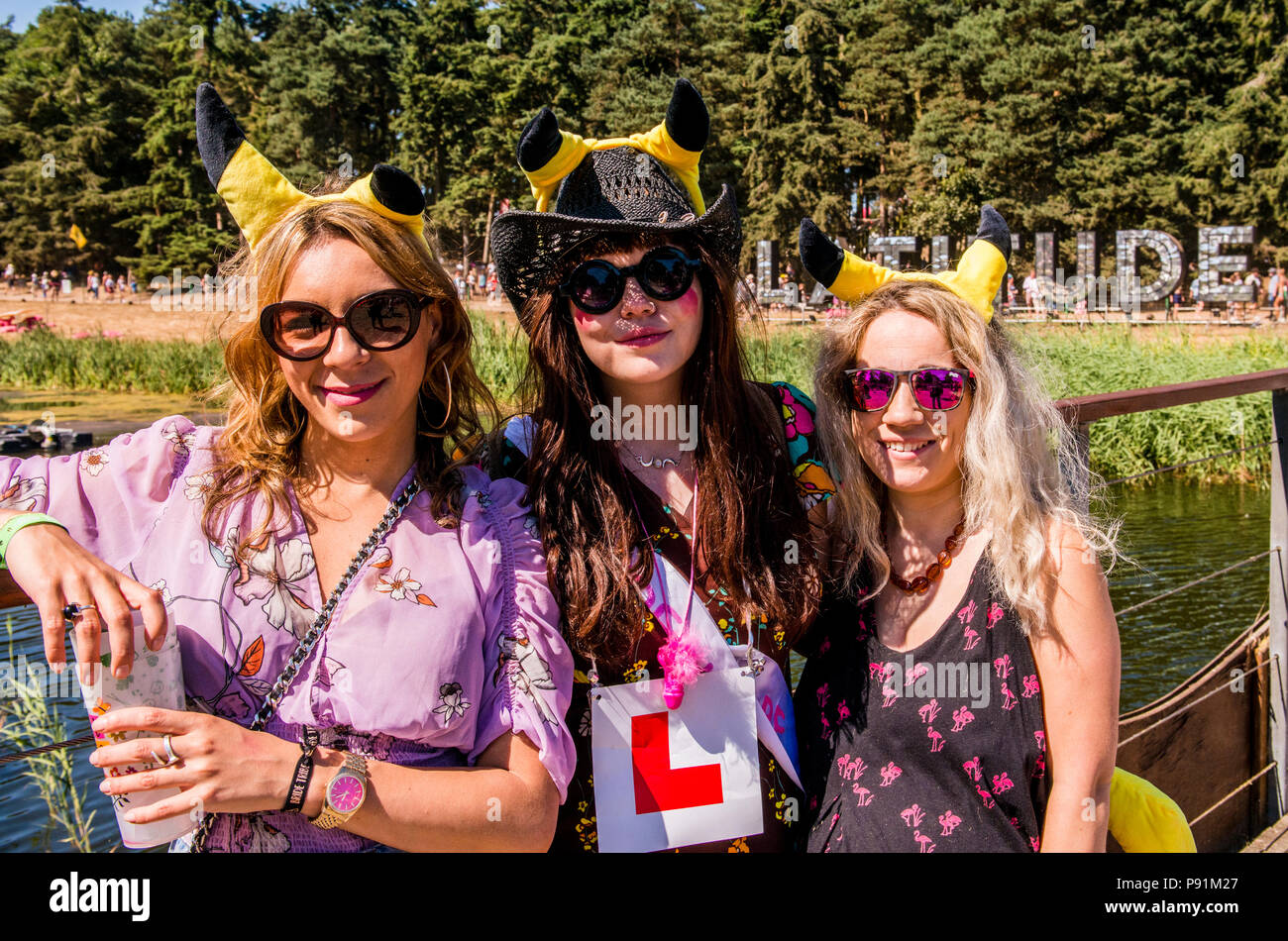 Le tre donne in un partito di gallina con latitude sign in background in Latitude Festival, Henham Park, Suffolk, Inghilterra, 14 luglio, 2018 Foto Stock