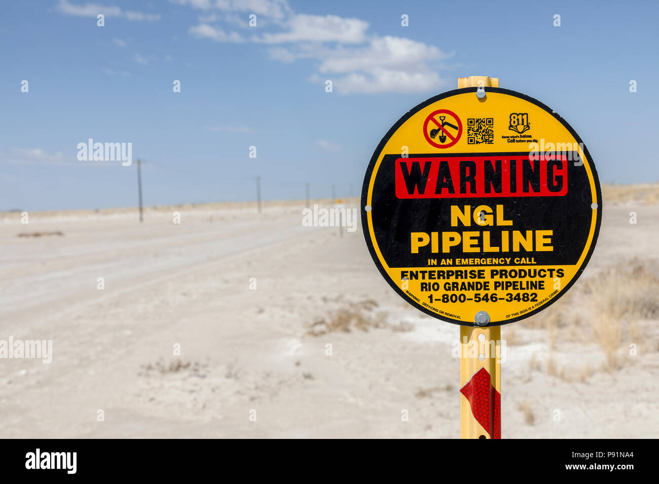 Segnale di avvertenza della pipeline sepolto nel deserto, Nuovo Messico, STATI UNITI D'AMERICA Foto Stock