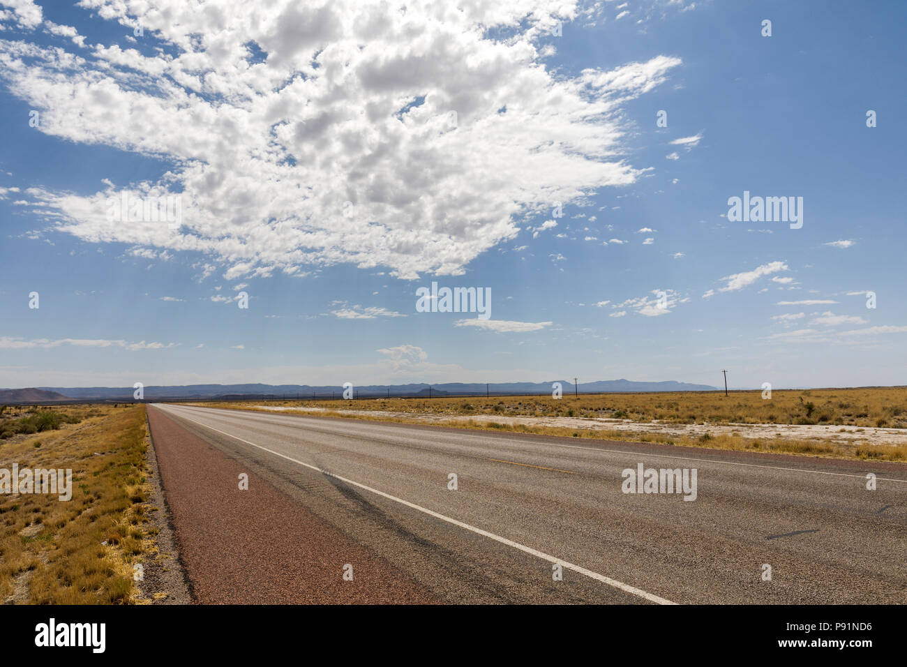 Strada aperta con le nuvole nel deserto, Nuovo Messico, STATI UNITI D'AMERICA Foto Stock