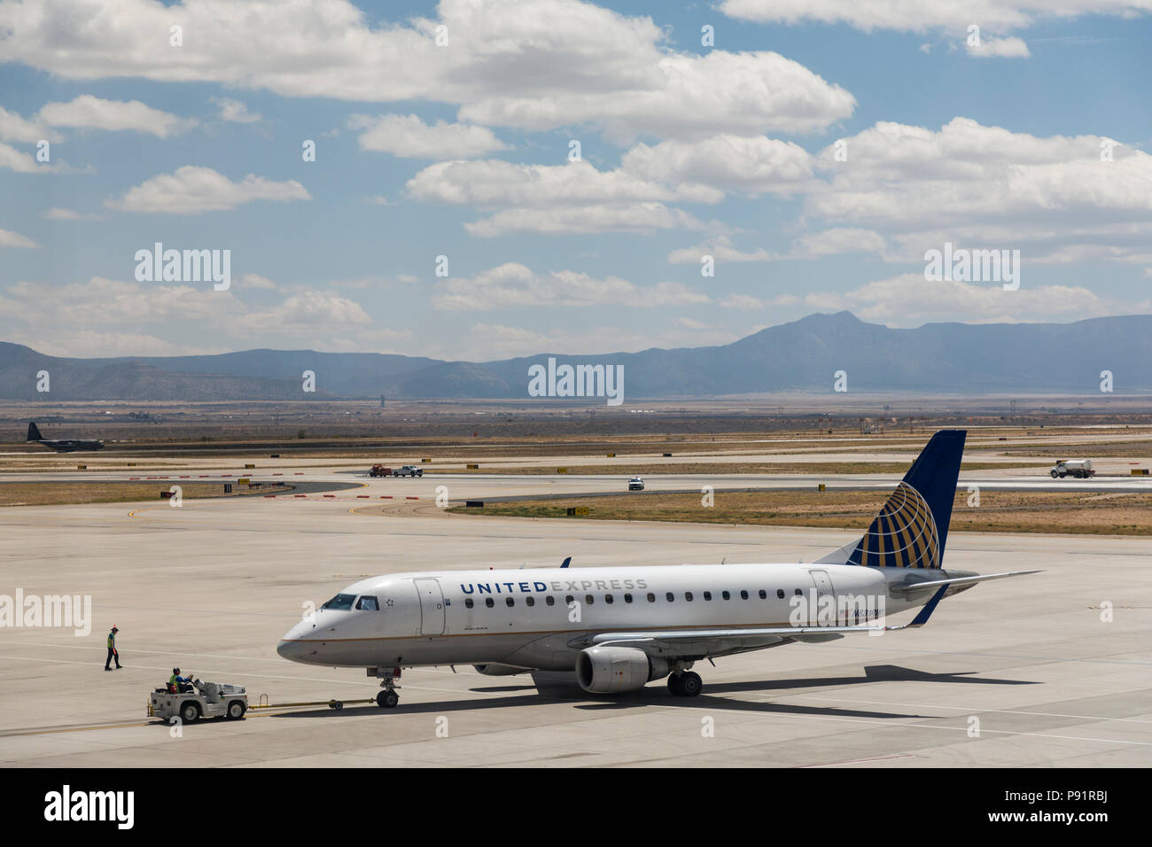 Uniti esprimono gli aeromobili che viene trainato fuori, all'aeroporto di Albuquerque, Nuovo Messico, STATI UNITI D'AMERICA Foto Stock