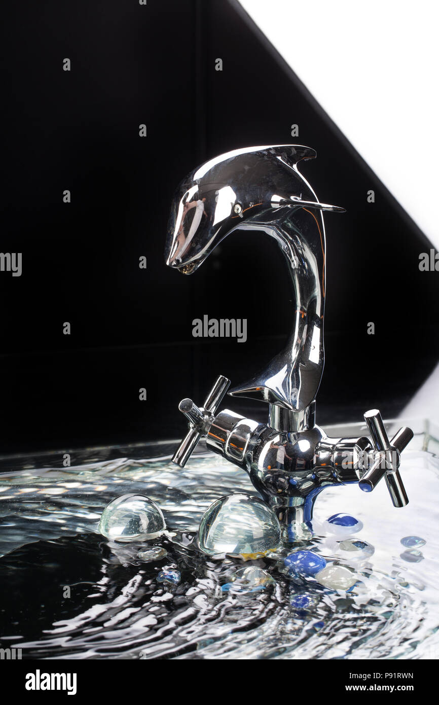 Metallo cromato miscelatore per wwater su uno sfondo per studio Foto Stock