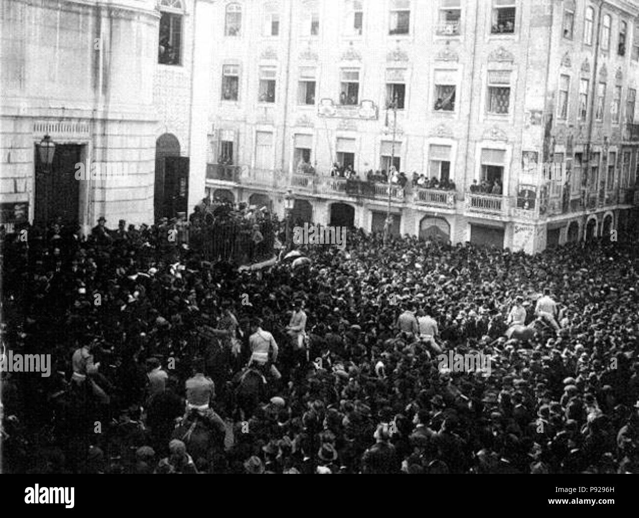 430 Multidão que assistiu à missa na Igreja de São Nicolau, por alma dos soldados mortos em França - 1918 Foto Stock