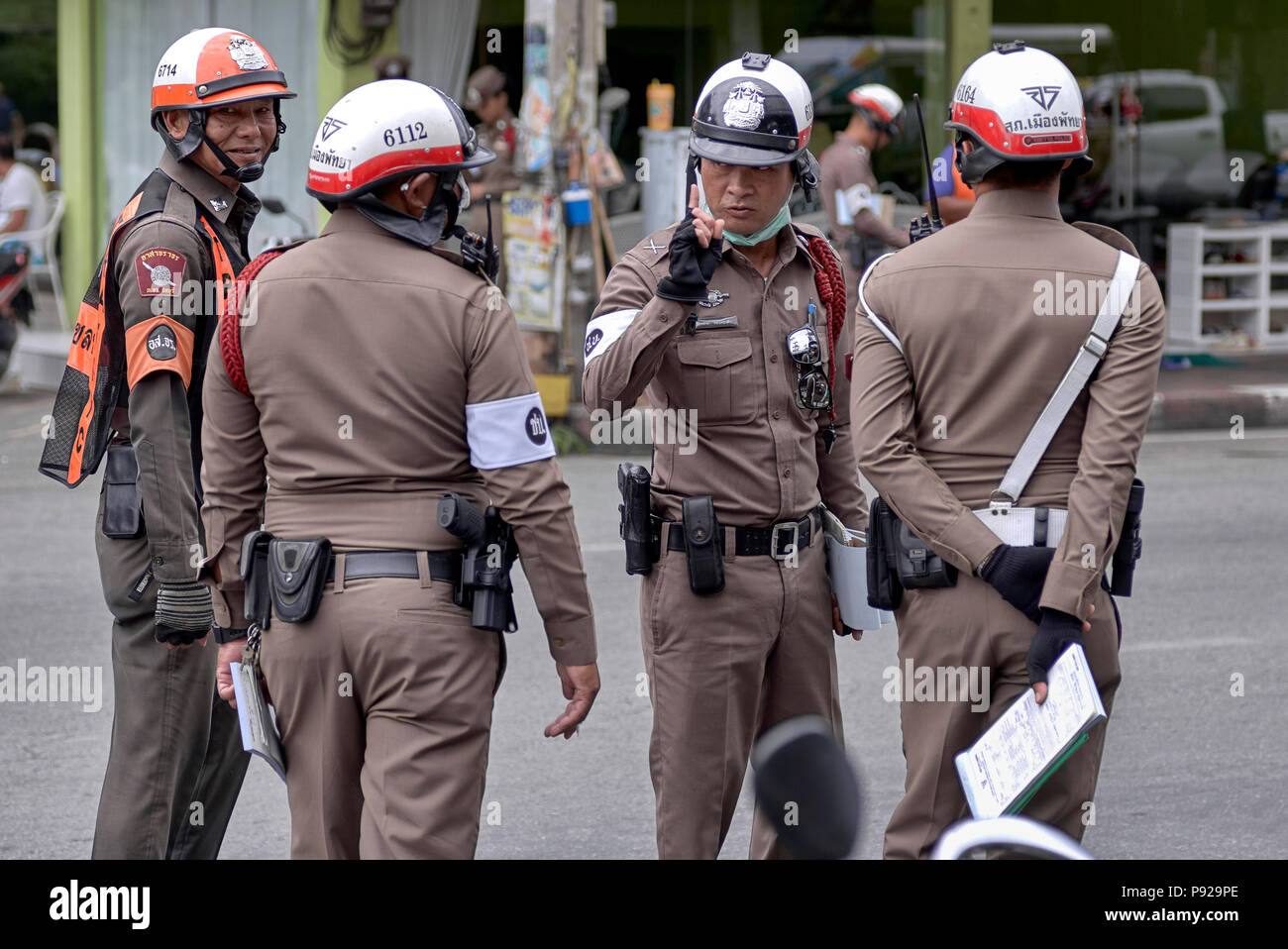 Thailandia di polizia con i senior officer dando istruzioni Foto Stock