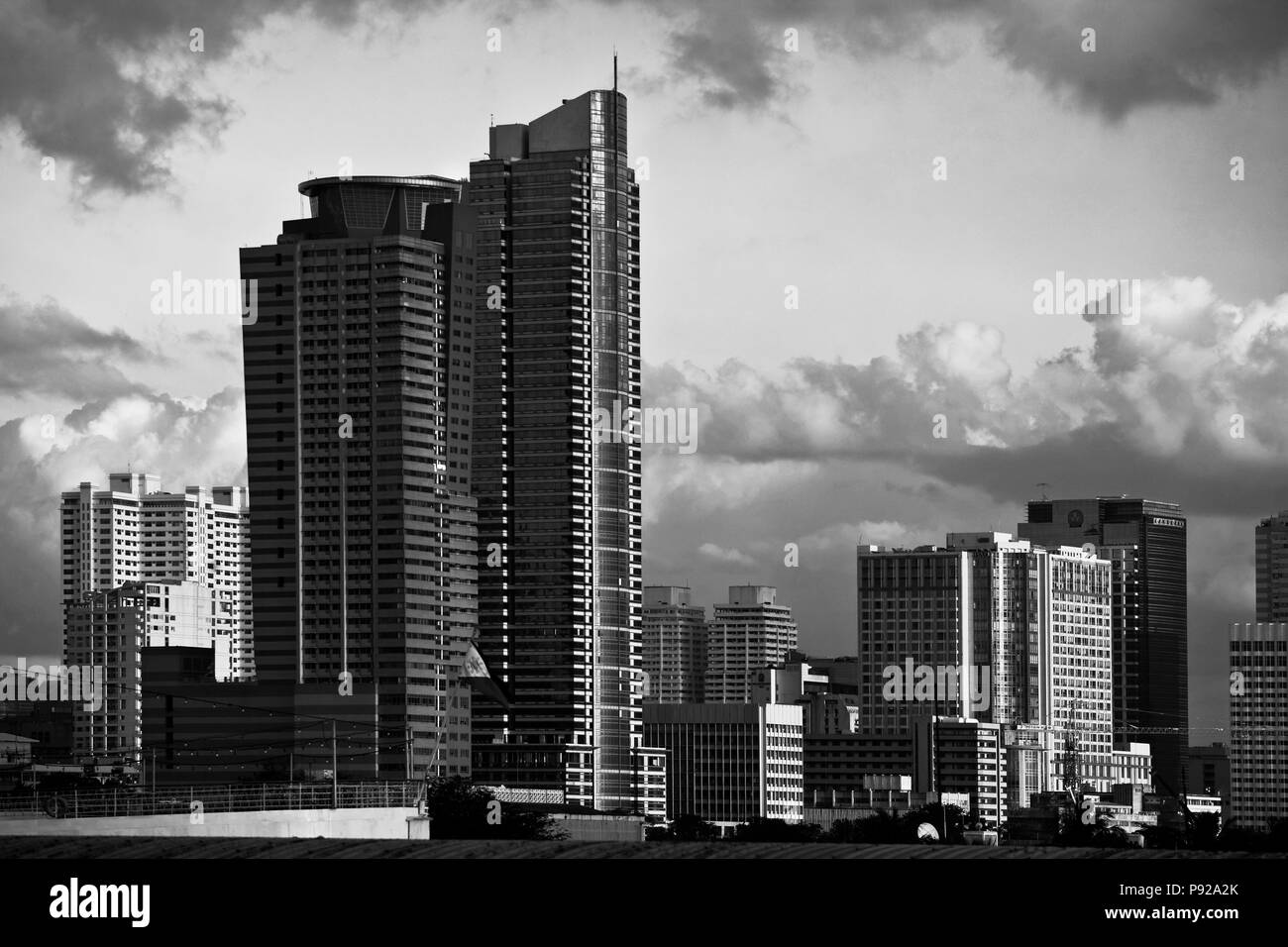Tramonto sui grattacieli - Manila, Filippine Foto Stock
