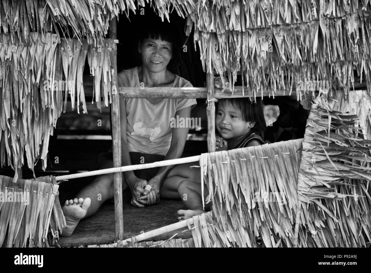 Un filippino madre e figlia in un piccolo villaggio di pescatori che si trova a nord di El Nido - isola di Palawan, Filippine Foto Stock