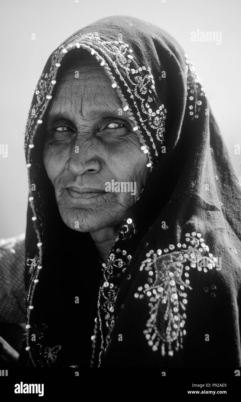 BANJARI nomade donna che indossa un capo bordato scialle in PUSHKAR CAMEL FAIR - Rajasthan, India Foto Stock