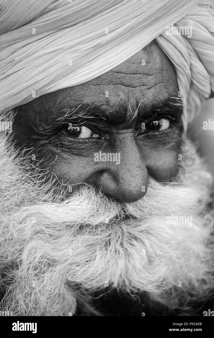 RAJASTHANI uomo con grandi baffi e barba e un turbante testa (wrap) a PUSHKAR CAMEL FAIR - Rajasthan, India Foto Stock