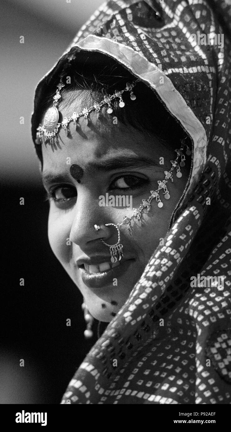 Ritratto di una ragazza di Rajasthani durante uno spettacolo di danza tradizionale a PUSHKAR CAMEL FAIR - Rajasthan, India Foto Stock