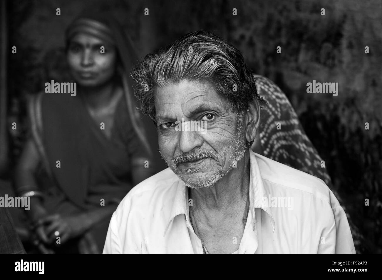 Un uomo di Rajasthani e sua moglie in un portale in JOHDPUR - Rajasthan, India Foto Stock