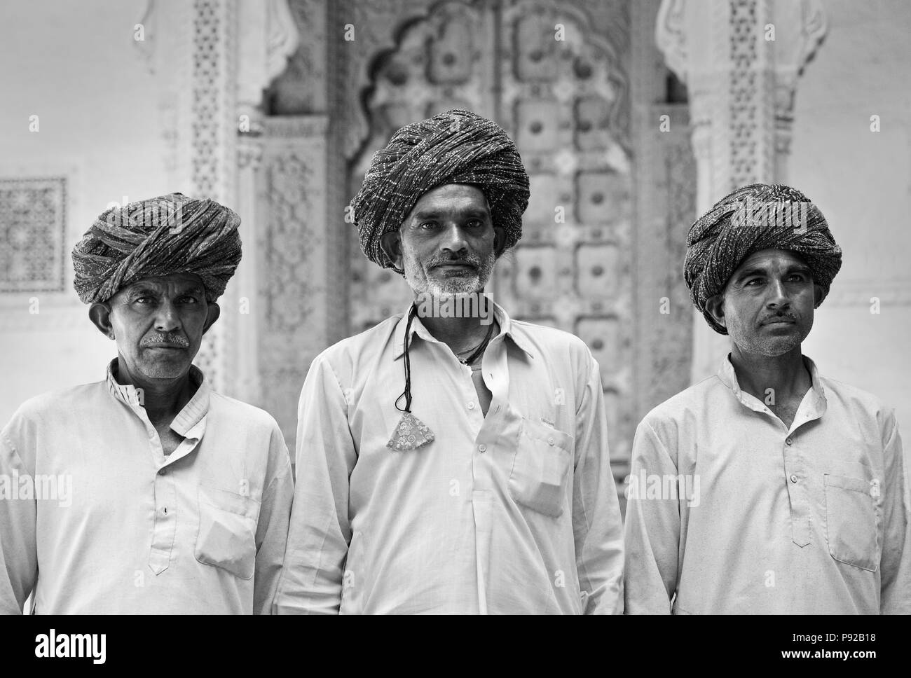 Tradizionalmente di Rajasthani turbaned gli uomini in MEHERANGARH FORT - JOHDPUR, Rajasthan, India Foto Stock