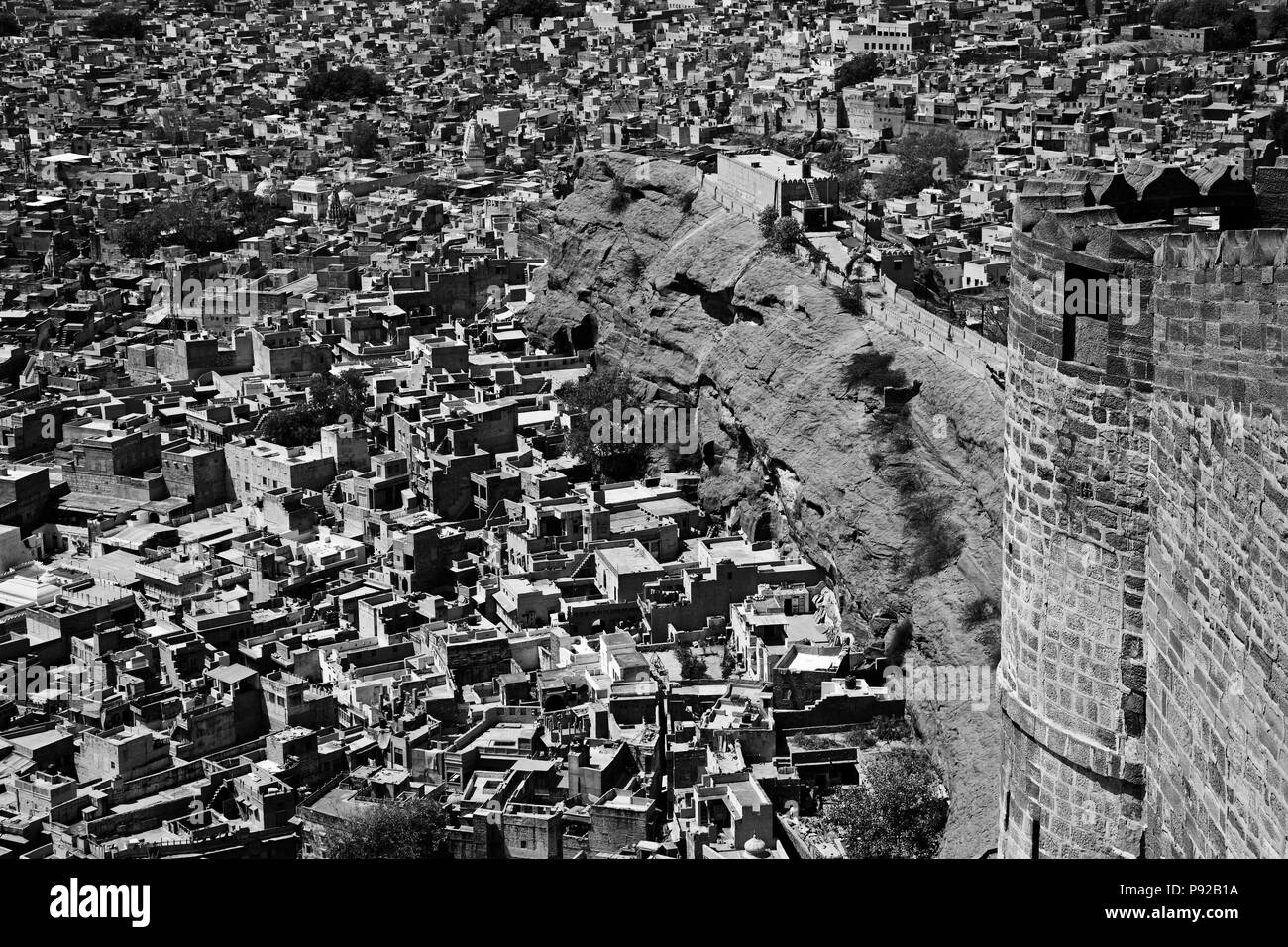 La vista dal Bastione del MEHERANGARH fort costruito dal Maharaja Man Singh nel 1806 - JOHDPUR, Rajasthan, India Foto Stock