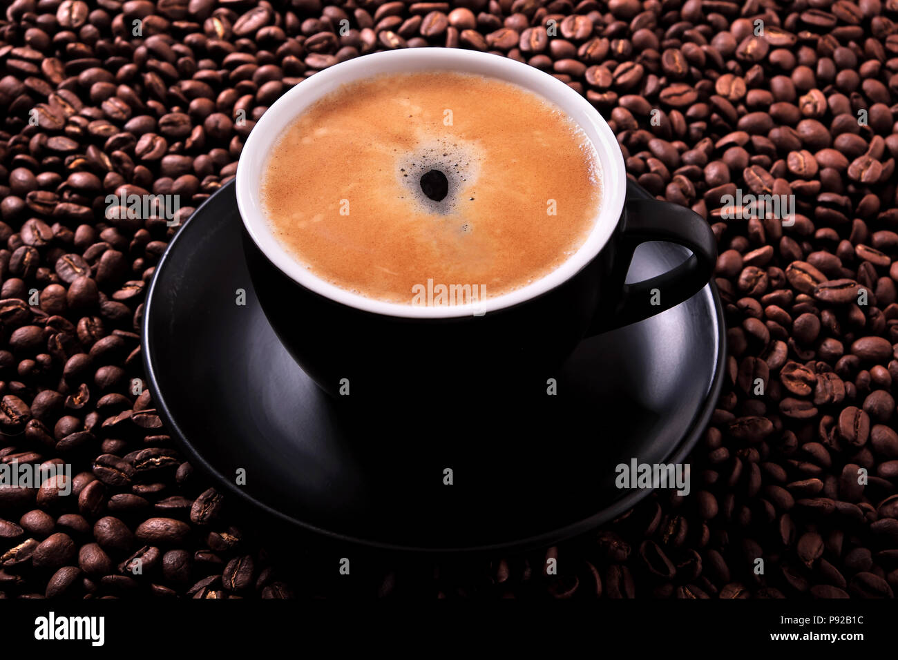 Nero con tazza di caffè espresso caldo close up Foto Stock