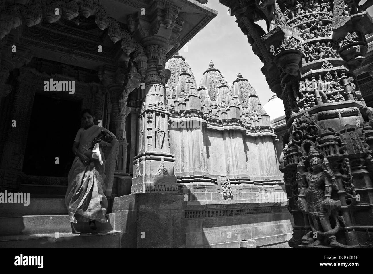 Entrata del CHANDRAPRABHU tempio Jain come visto all'interno di Forte di Jaisalmer - Rajasthan, India Foto Stock