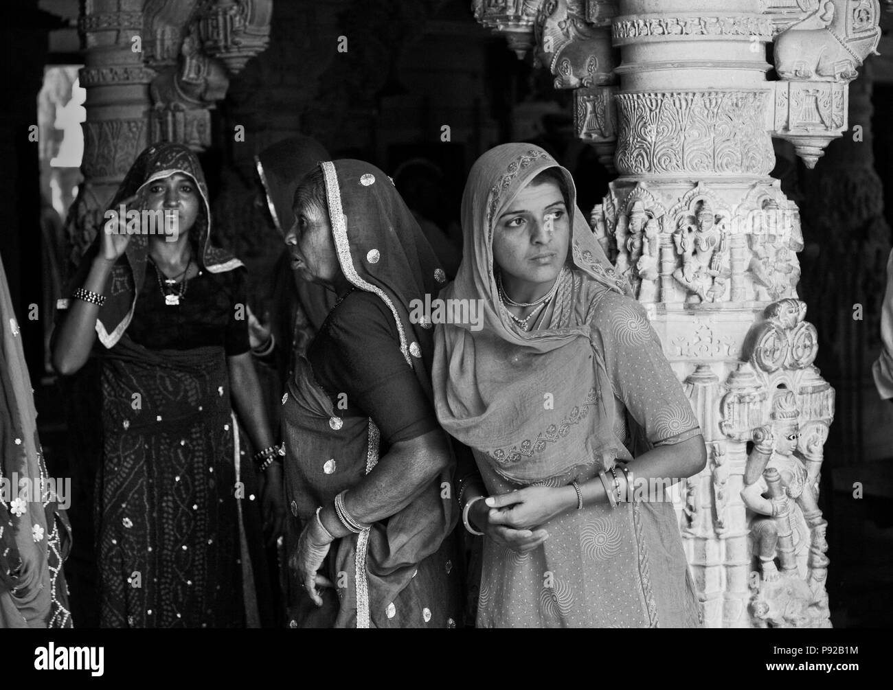 Pellegrini indiano all'interno di un tempio Jain in Forte di Jaisalmer - Rajasthan, India Foto Stock