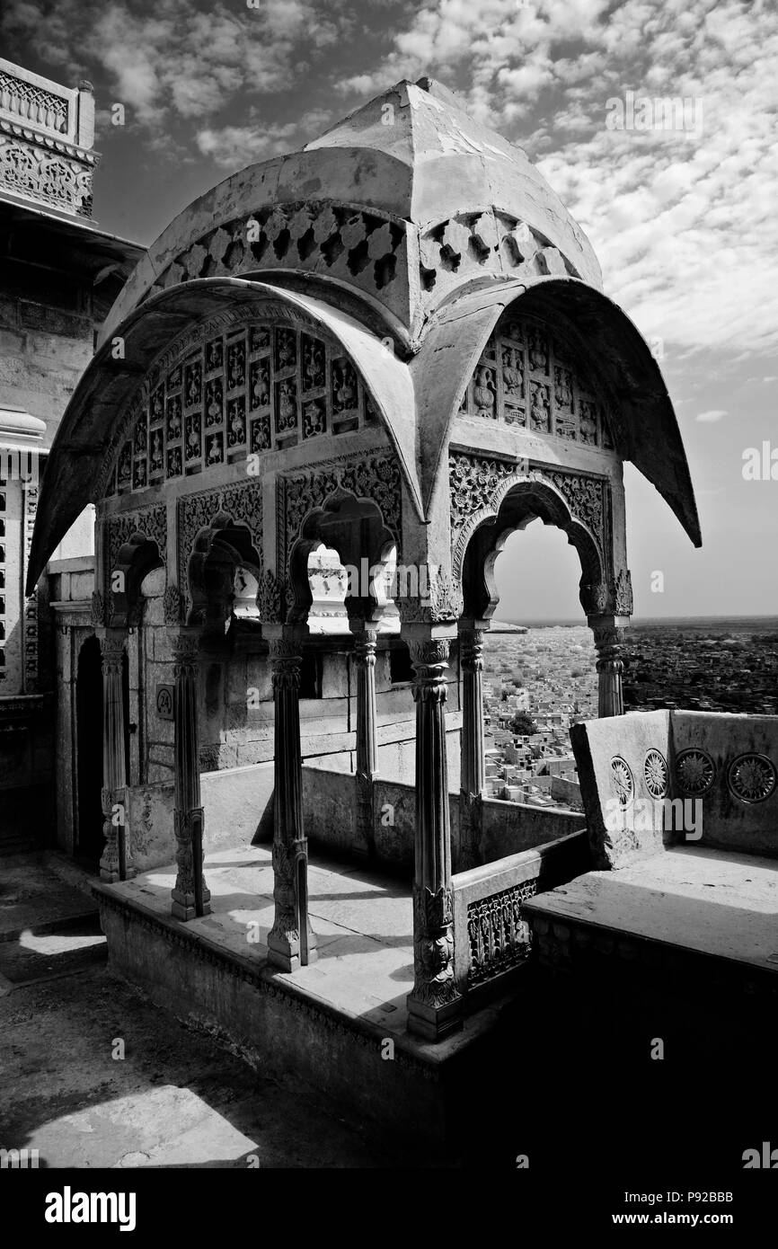 Complessamente intarsiato sul tetto di pietra arenaria piattaforma di seduta del maharaja'S PALACE si trova all'interno di JAISALMER FORT - Rajasthan, India Foto Stock