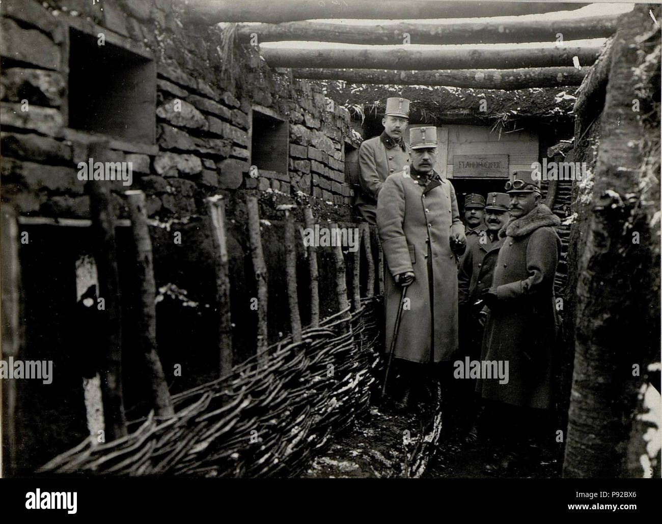 . 526 Suor Exzl. Statthalter von Galizien GdI. von COLARD bei einem im Bau befindlichen Artillerie Beobachtungsstand der Division von SCHREITTER am 18. Februar 1916. (BildID 15534630) Foto Stock