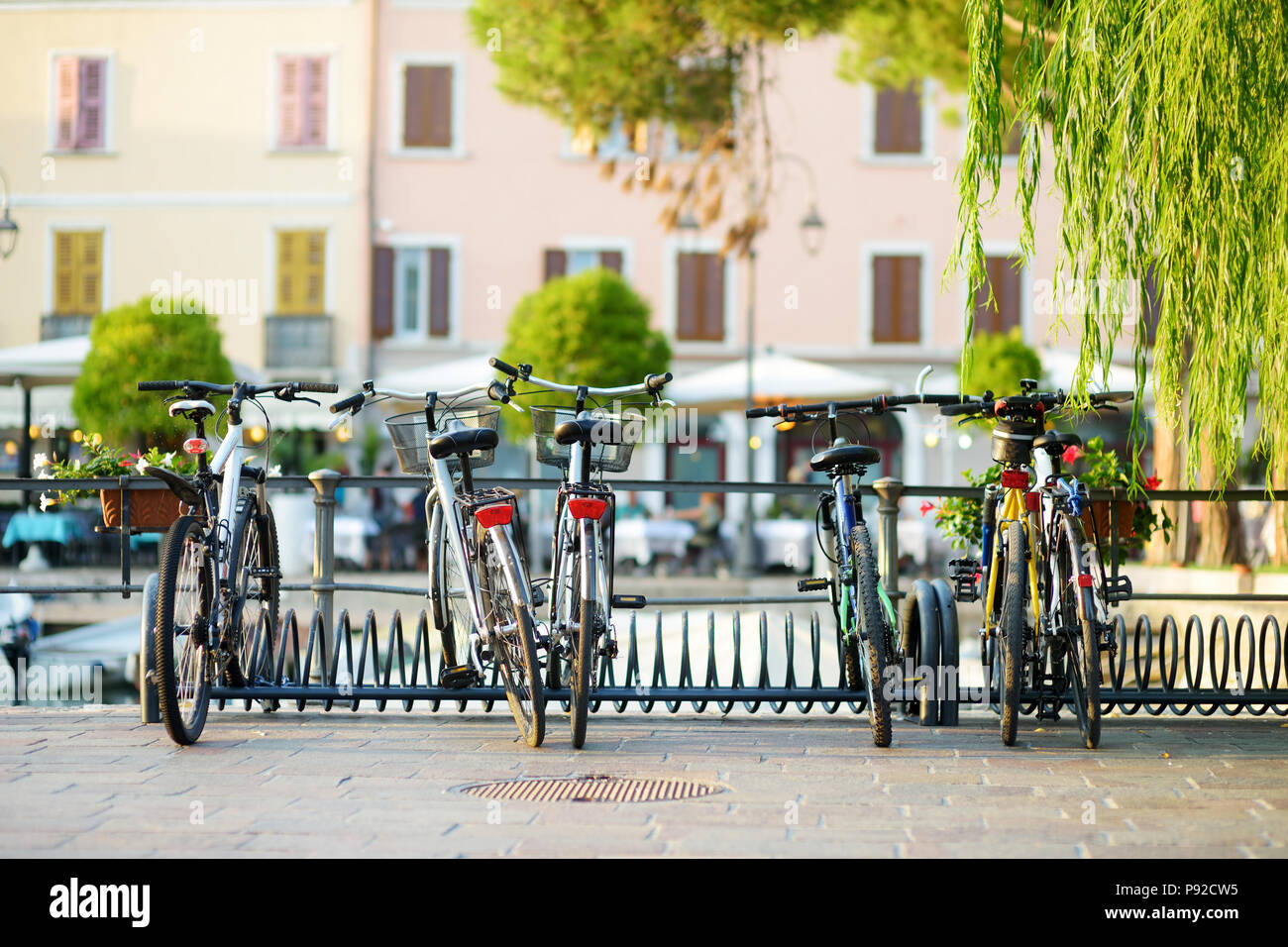 Alcune moto parcheggiate nella piccola città italiana Foto Stock