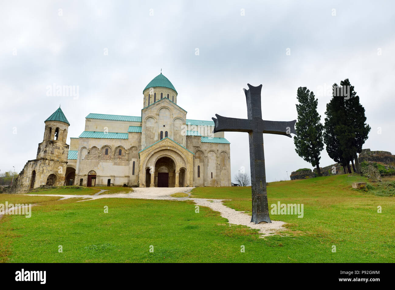 La cattedrale della Dormizione o la Cattedrale di Kutaisi, più comunemente conosciuta come la Cattedrale di Bagrati, situato nella città di Kutaisi, Imereti reg Foto Stock