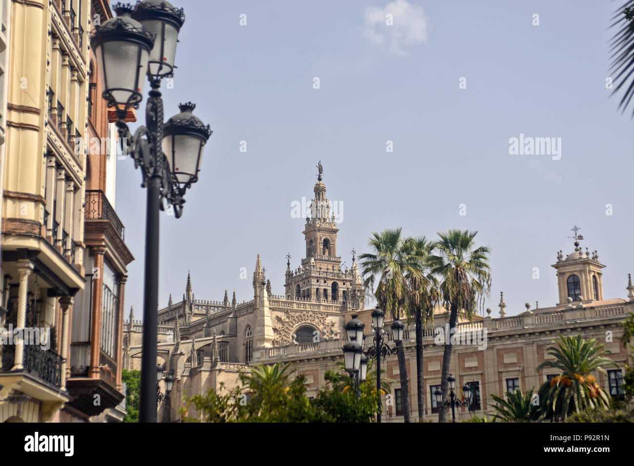 Barrio Santa Cruz, con Giralda sullo sfondo. Siviglia, Spagna (Sevilla - España) Foto Stock