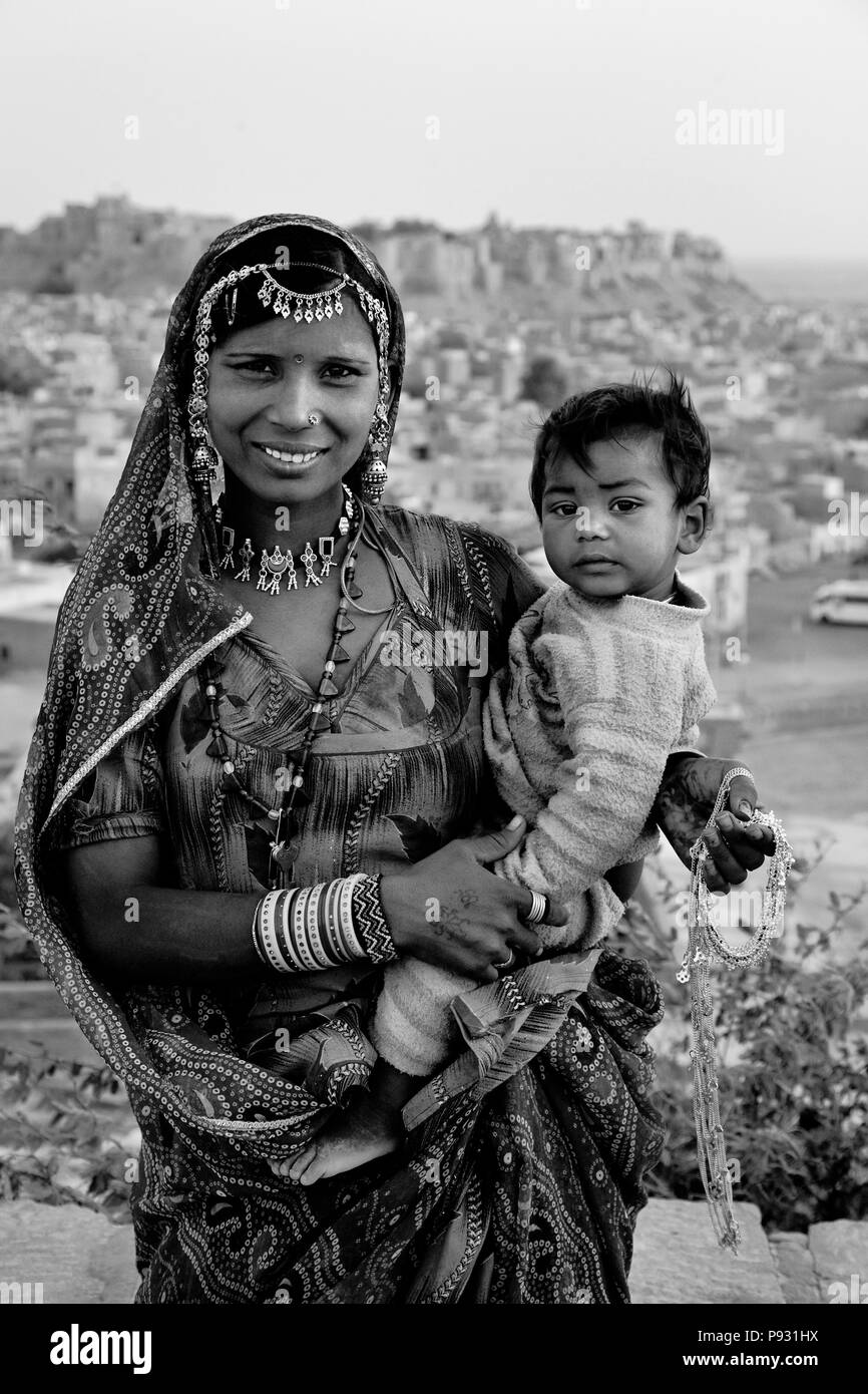 Un BANJARI donna tribale e suo figlio con i tradizionali gioielli in argento nella città dorata di Jaisalmer - Rajasthan, India Foto Stock