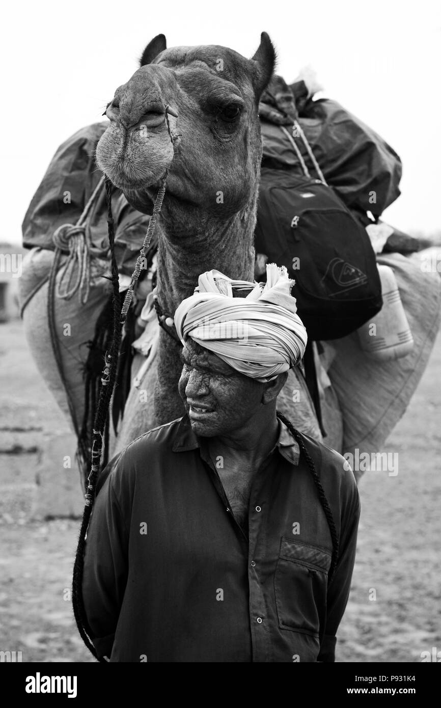 Un cammello uomo conduce tours nel deserto di Thar vicino a Jaisalmer - Rajasthan, India - MR Foto Stock