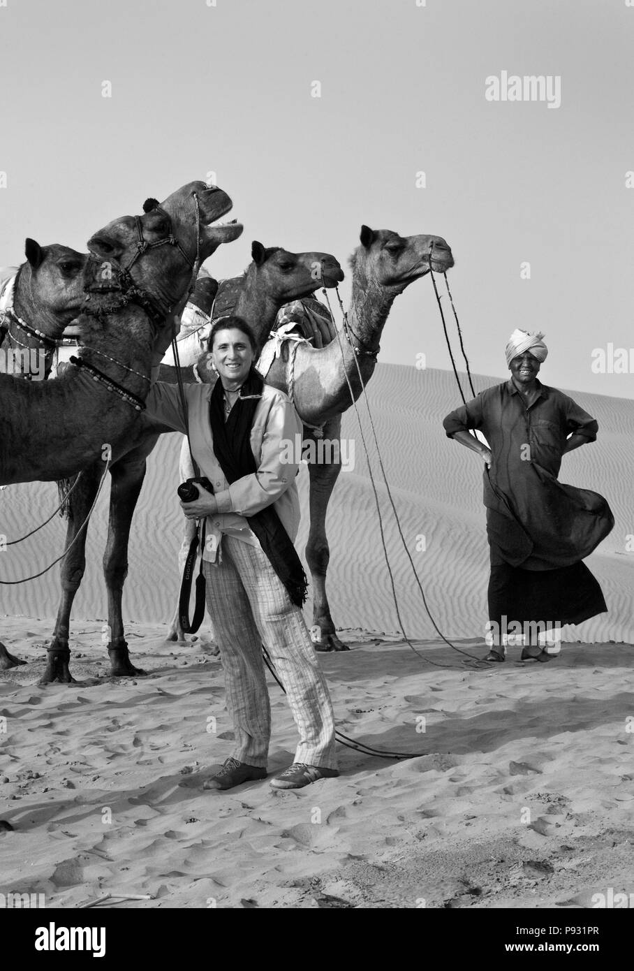 Christine Kolish con i cammelli nel deserto del Thar vicino a Jaisalmer - Rajasthan, India - MR Foto Stock
