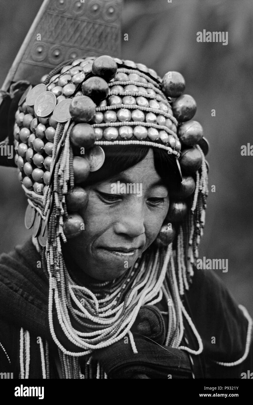 AKHA donna tribale che indossano il tradizionale testa argento abito - Northern, Thailandia Foto Stock