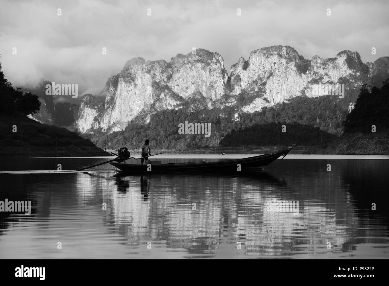 Una lunga barca in Khao Sok LAGO PARCO NAZIONALE DEL CARSO circondato da formazioni carsiche - Tailandia Foto Stock