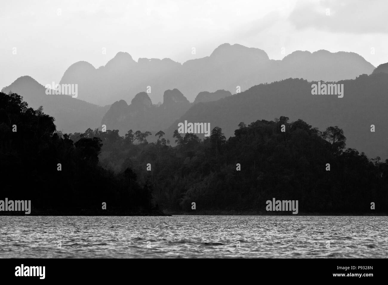 Formazioni carsiche crea un bellissimo paesaggio intorno CHEOW EN lago in Khao Sok NATIONAL PARK - Tailandia Foto Stock