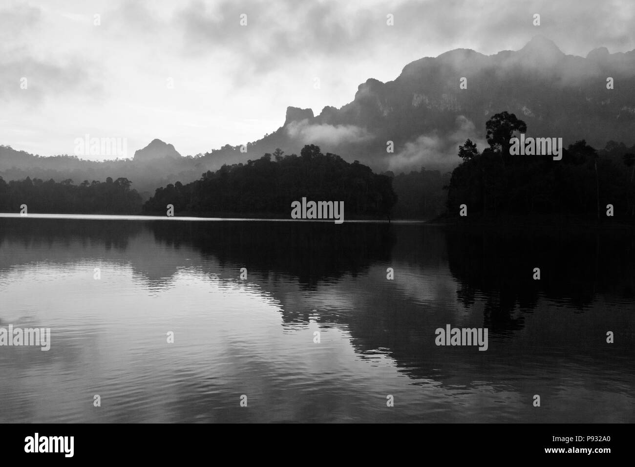 Alba come visto da CHIEW ZATTERA LAN HOUSE su CHEOW EN lago in Khao Sok NATIONAL PARK - Tailandia Foto Stock