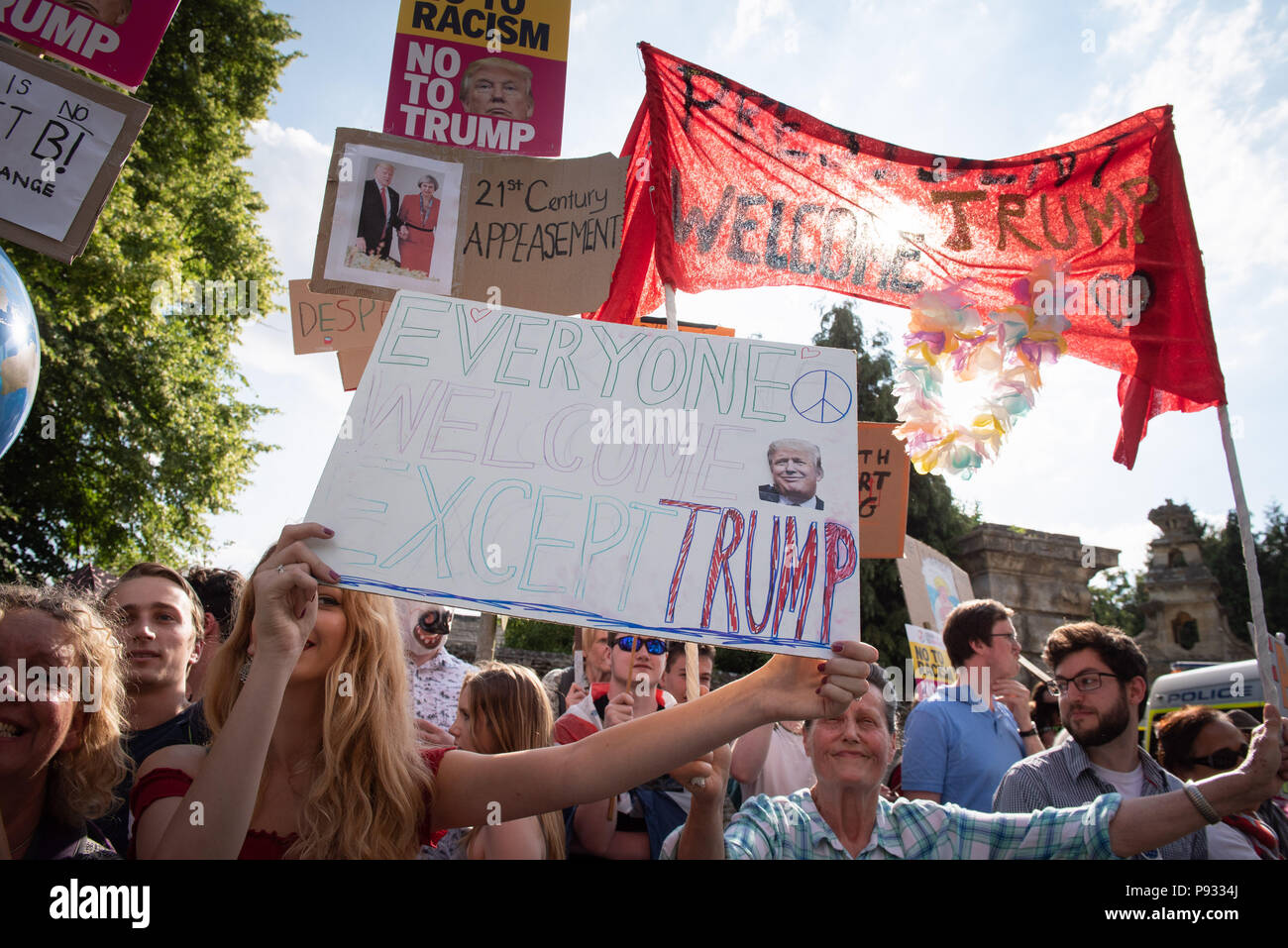Cancelli principali, il Palazzo di Blenheim, Oxfordshire, Regno Unito. 12 luglio 2018. Centinaia di anti-Trump manifestanti si radunano vicino ai cancelli principali di Blenheim Palace dove t Foto Stock
