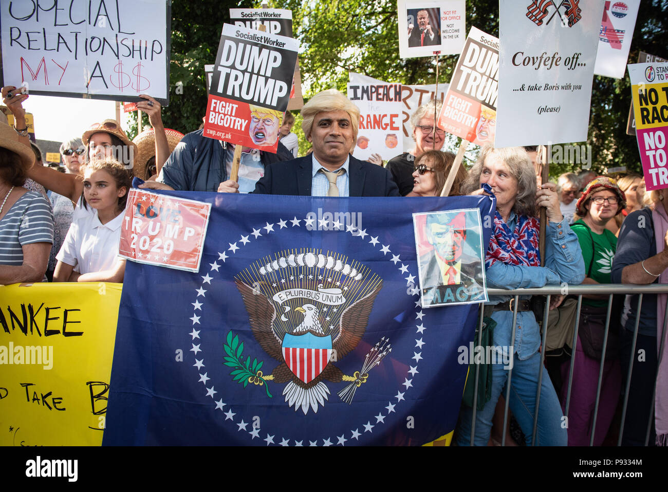 Cancelli principali, il Palazzo di Blenheim, Oxfordshire, Regno Unito. 12 luglio 2018. Centinaia di anti-Trump manifestanti si radunano vicino ai cancelli principali di Blenheim Palace dove t Foto Stock