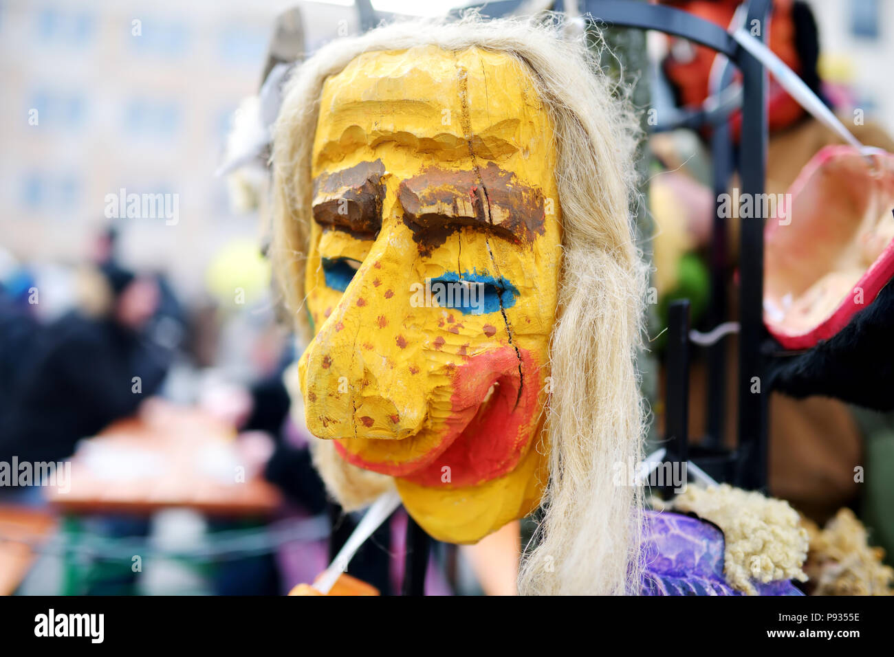 Legno usurata maks per celebrare Uzgavenes, un annuale lituano folk festival si svolge in sette settimane prima di Pasqua. Foto Stock