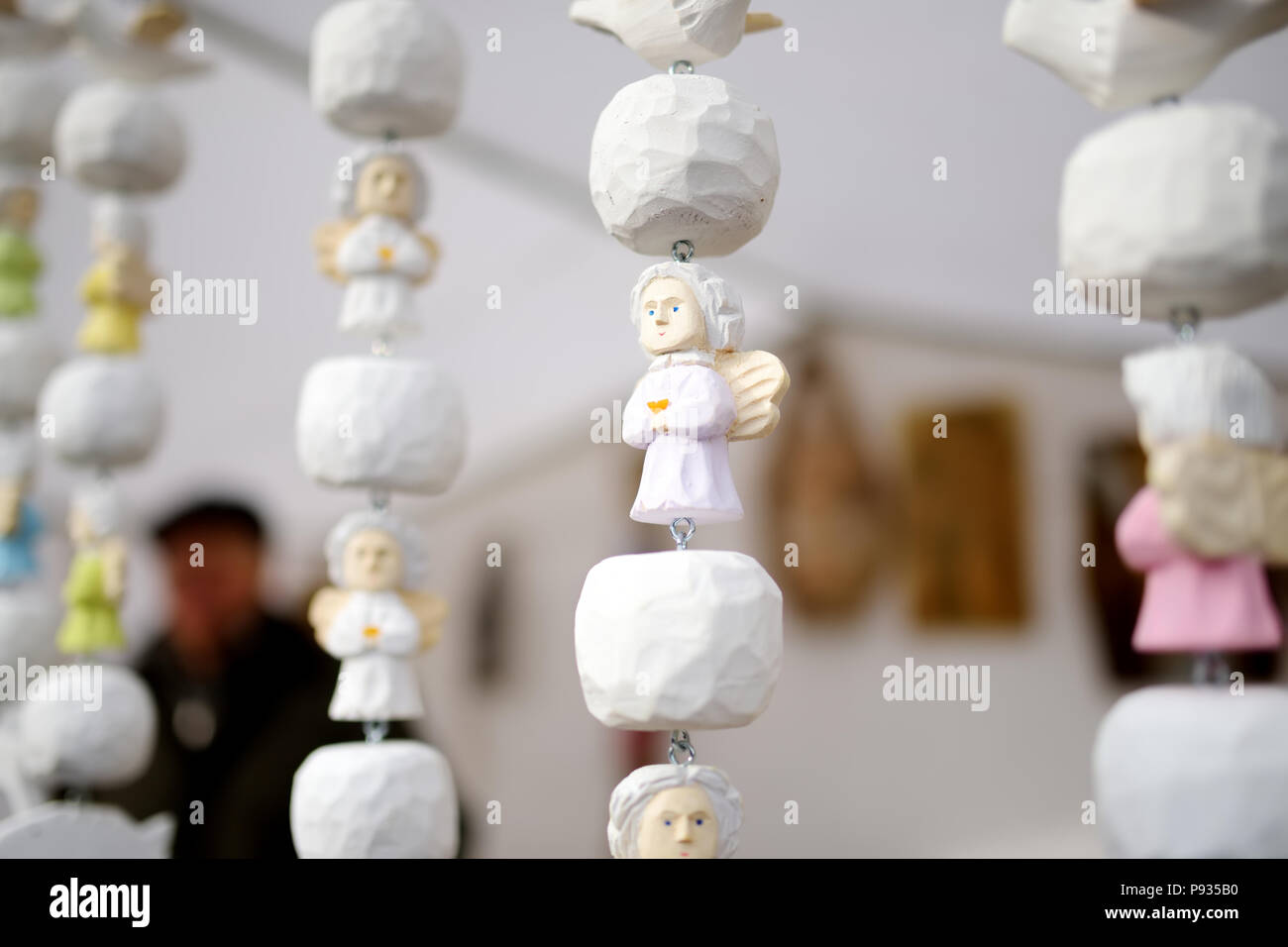 Carino in legno colorato angeli venduti sul mercato di Pasqua a Vilnius. Capitale lituana annuali di artigianato tradizionale fiera che si tiene ogni mese di marzo sulla Città Vecchia stre Foto Stock