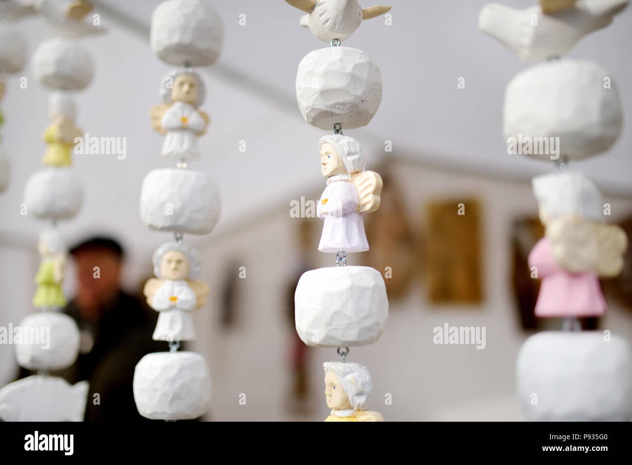 Carino ceramiche colorate angeli venduti sul mercato di Pasqua a Vilnius. Capitale lituana annuali di artigianato tradizionale fiera che si tiene ogni mese di marzo sulla Città Vecchia str Foto Stock