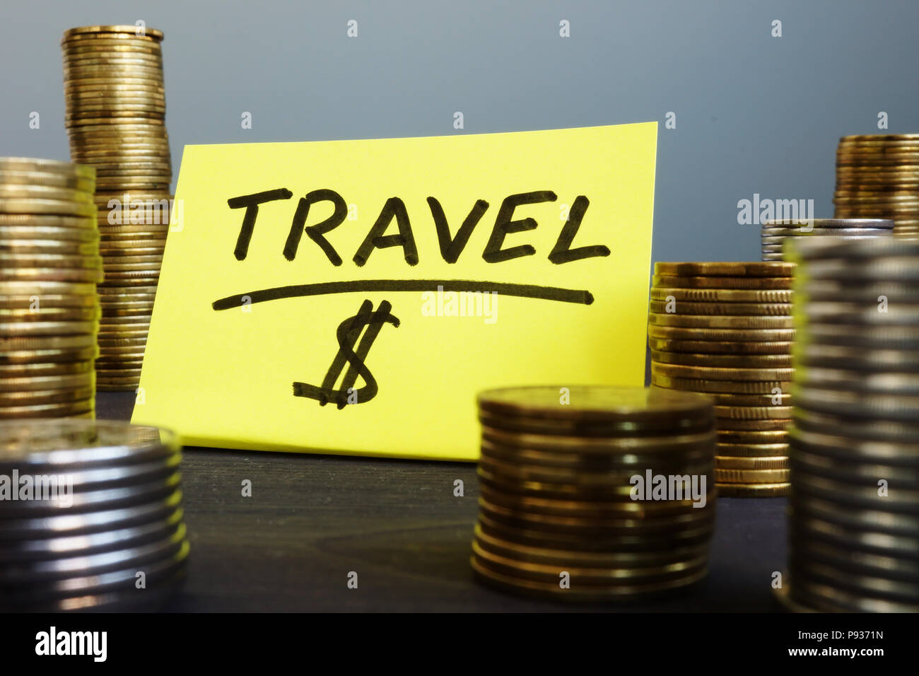 I soldi per il viaggio o vacanza. Pile di monete e memo stick. Foto Stock
