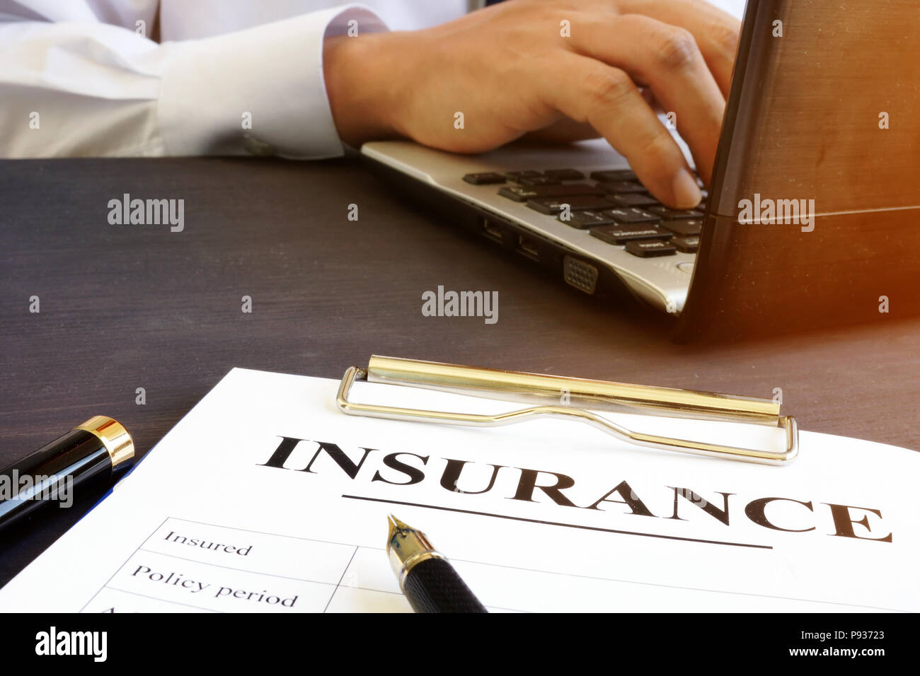 Contratto di assicurazione su un tavolo per ufficio. Foto Stock