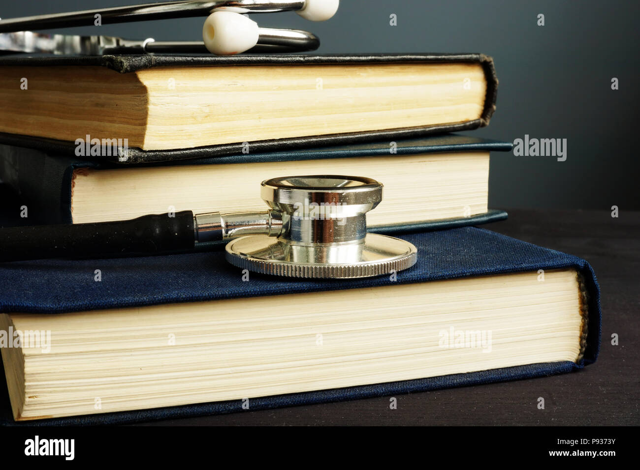L'istruzione medica. Lo stetoscopio e libri su una scrivania. Foto Stock