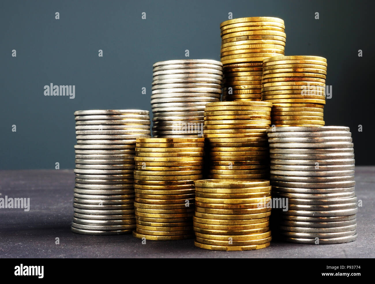 Pile di monete. Ricchezza, finanza o di risparmio e di investimento concetto. Foto Stock