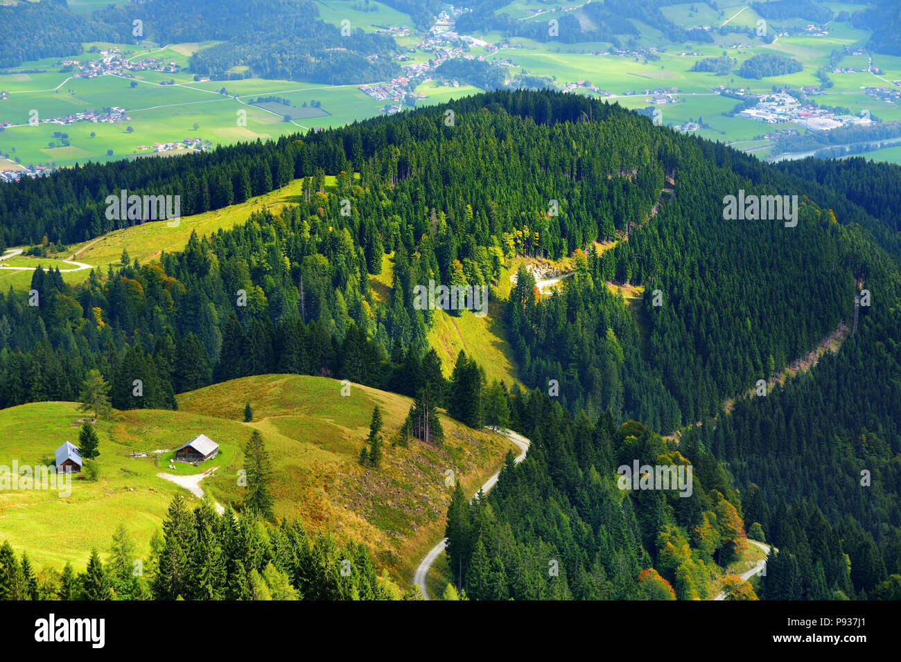 Lansdcape mozzafiato delle montagne, foreste e piccoli villaggi bavarese nella distanza. Vista panoramica delle Alpi Bavaresi con maestose montagne in Foto Stock