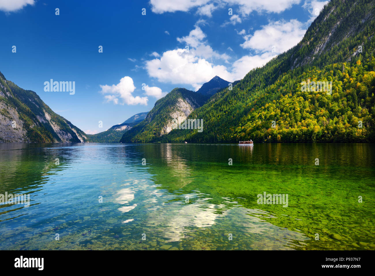 Incredibile profonde acque verdi di Konigssee, noto come la Germania è più profondo e più pulito lago, situato all'estremo sud-est Berchtesgadener Land district Foto Stock