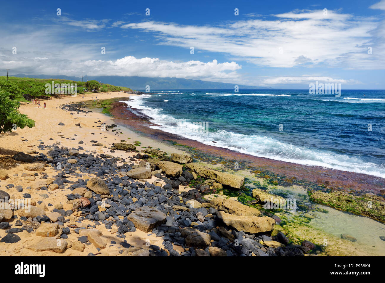 Famoso Hookipa beach surf spot riempita con una spiaggia di sabbia bianca, aree per picnic e padiglioni. Maui, Hawaii, Stati Uniti d'America. Foto Stock