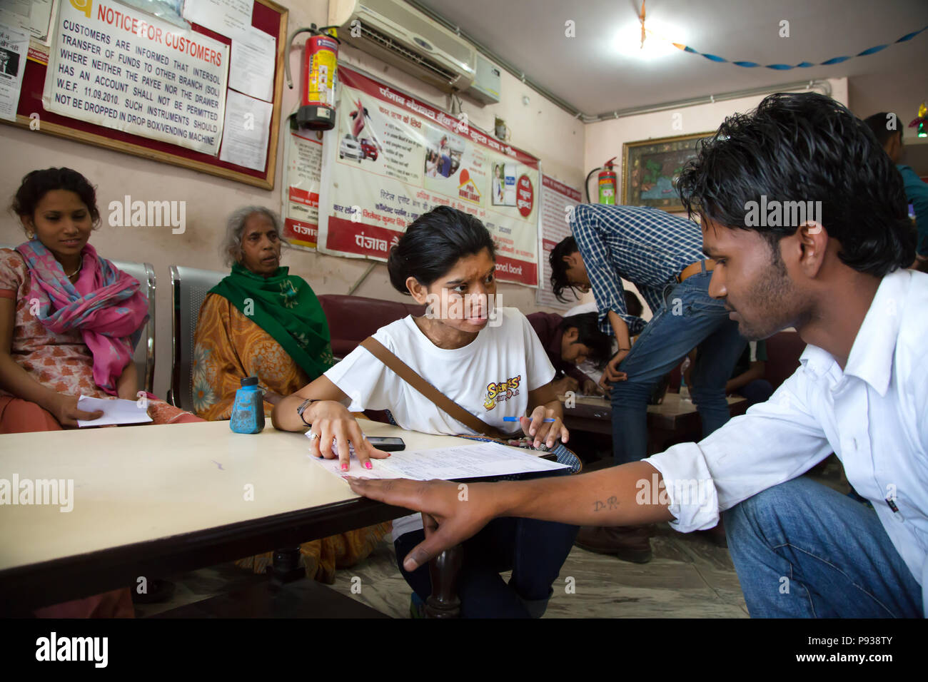Ritu, vittima di attacco acido in Agra (da arrestare gli attacchi di acido campagna, India) Foto Stock