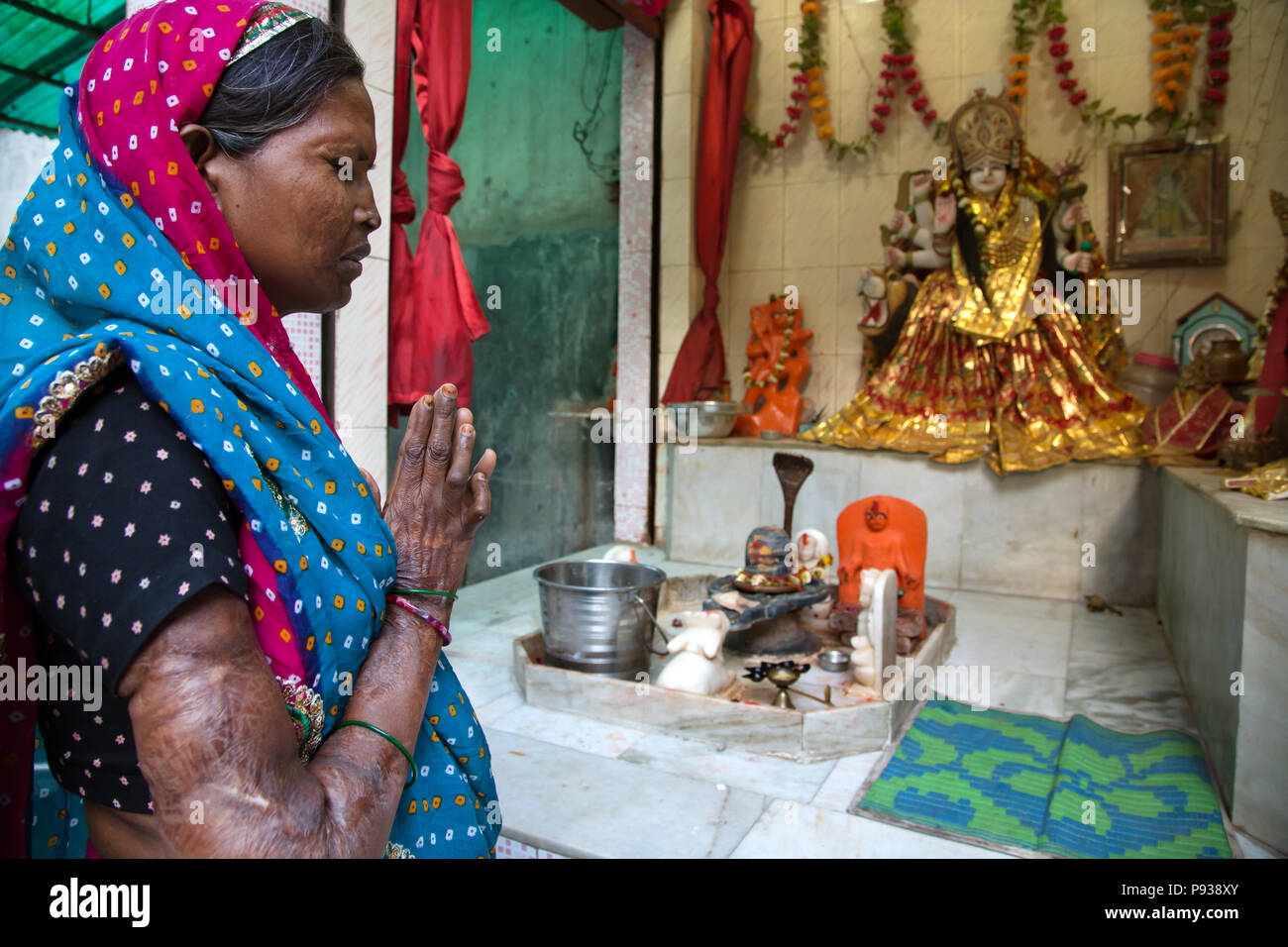 Donna vittima di attacco acido pregando nel tempio di Agra (da arrestare gli attacchi di acido campagna, India) Foto Stock