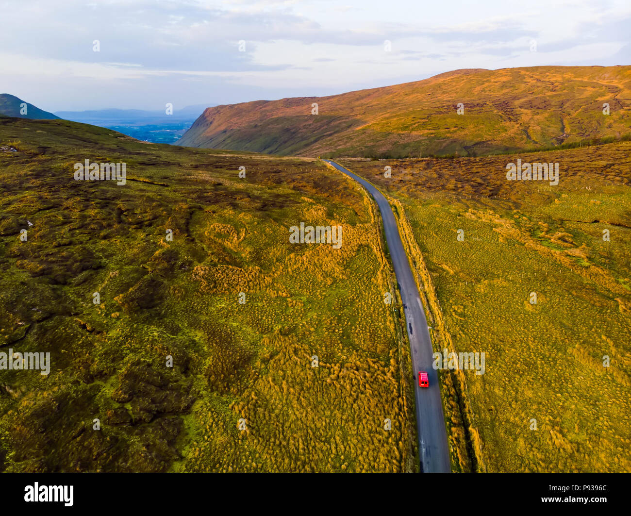 Bella vista al tramonto della regione del Connemara in Irlanda. New Scenic 5 posti di campagna irlandese il paesaggio con le magnifiche montagne all'orizzonte, nella contea di Galway, IRE Foto Stock