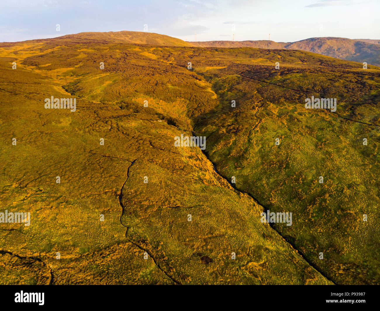 Bella vista al tramonto della regione del Connemara in Irlanda. New Scenic 5 posti di campagna irlandese il paesaggio con le magnifiche montagne all'orizzonte, nella contea di Galway, IRE Foto Stock