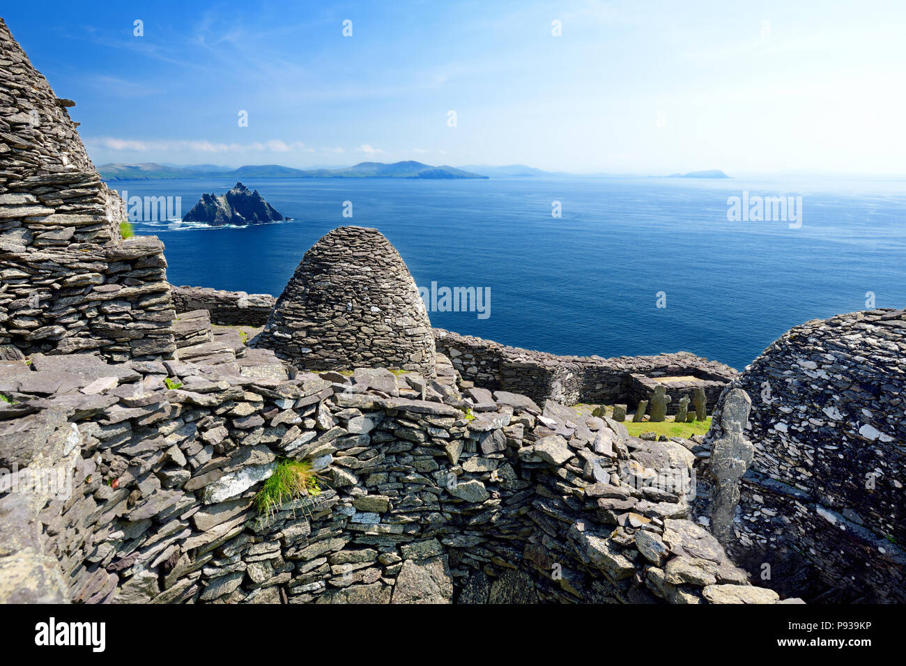 Skellig Michael o grande Skellig, home per la rovina i resti di un monastero cristiano. Abitata dalla varietà di uccelli marini, comprese le sule e pulcinelle di mare Foto Stock
